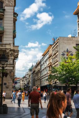 Belgrade, Sırbistan - 19 Temmuz, 2016: en ünlü alışveriş caddesi ve turist Knez Mihajlova en sevdiğim yerlerinden insanlar
