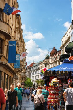 Belgrade, Sırbistan - 19 Temmuz, 2016: en ünlü alışveriş caddesi ve turist Knez Mihajlova en sevdiğim yerlerinden insanlar