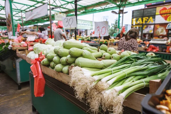 A póréhagyma - istálló zöldség a szerb Ajda Venac farmer's market, Belgrád — Stock Fotó