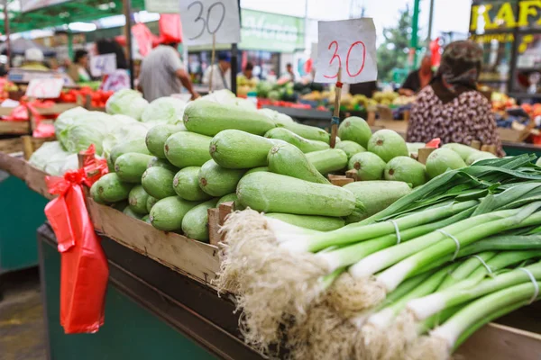 A póréhagyma - istálló zöldség a szerb Ajda Venac farmer's market, Belgrád — Stock Fotó