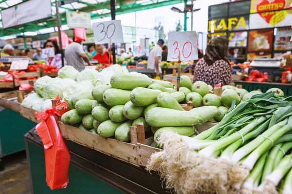 A póréhagyma - istálló zöldség a szerb Ajda Venac farmer's market, Belgrád — Stock Fotó