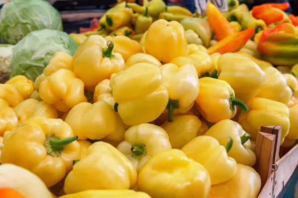 Zöld sárga narancssárga piros kaliforniai paprika paprika a piac — Stock Fotó