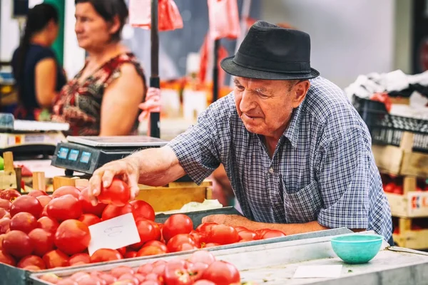 Belgrád, Szerbia - 2016. július 19.: különböző emberek a mezőgazdasági termelők piaci Ajda Venac, Belgrád, Szerbia — Stock Fotó