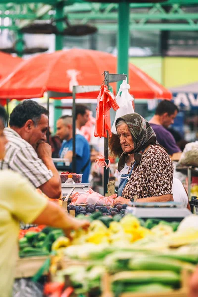 Belgrád, Szerbia - 2016. július 19.: különböző emberek a mezőgazdasági termelők piaci Ajda Venac, Belgrád, Szerbia — Stock Fotó