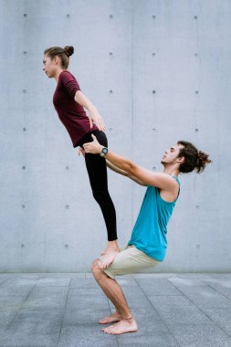 Dışarıda akro yoga yapan bir çift. Akroyoga konsepti.