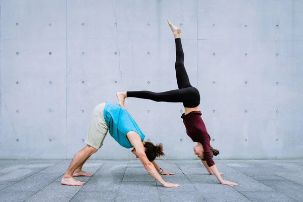 Couple practicing acro yoga outdoors. Acroyoga concept. — Stock Photo, Image