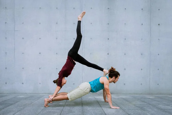 Couple practicing acro yoga outdoors. Acroyoga concept. — Stock Photo, Image