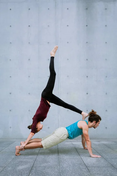 Couple practicing acro yoga outdoors. Acroyoga concept. — Stock Photo, Image