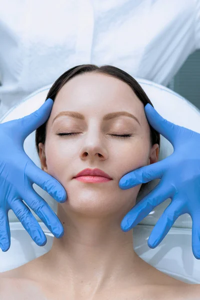 Comprobar la piel de la cara antes de cirugía plástica. esteticista tocando cara de mujer. — Foto de Stock