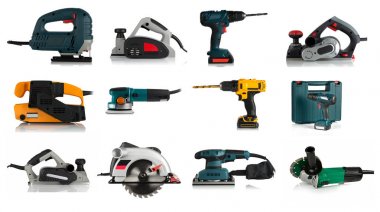 beyaz zemin üzerinde araç kümesi 