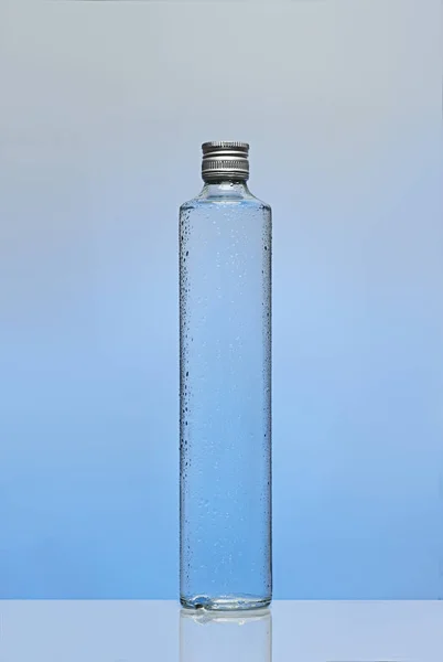 Охолоджена пляшка горілки — стокове фото