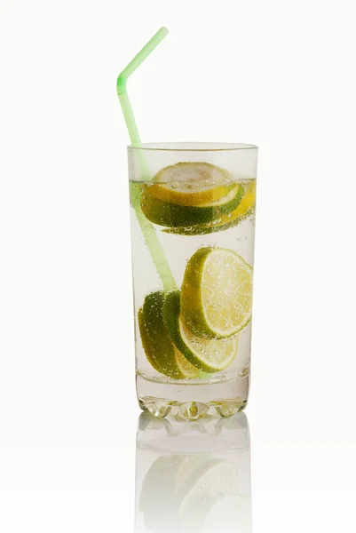 Vaso de agua con cal —  Fotos de Stock