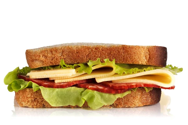 スモークソーセージのサンドイッチ — ストック写真