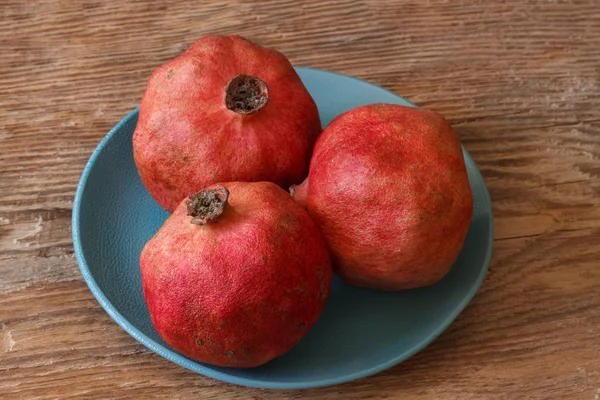 Drie rijpe granaatappel — Stockfoto