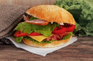 sandviç ekmeği susam ile gelen