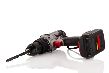 Akülü matkap tornavida ve beyaz arka plan üzerinde matkap