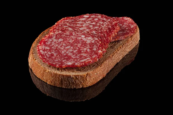 Хлеб с нарезанной колбасой — стоковое фото