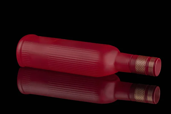 Botella de vodka de vidrio esmerilado rojo —  Fotos de Stock