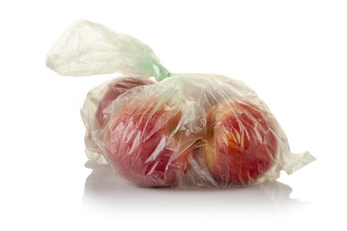 Plastik torbada kırmızı elmalar.