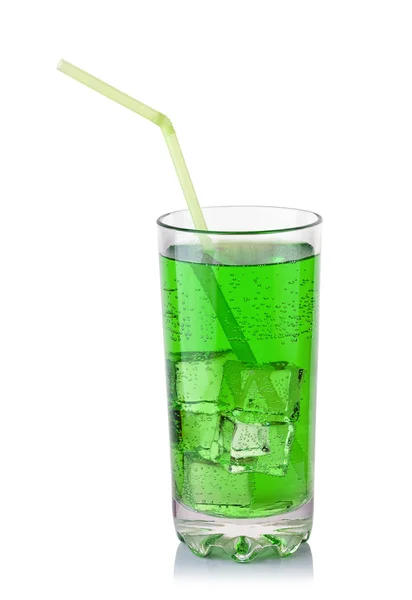 Vaso con bebida carbonatada verde y cubitos de hielo — Foto de Stock