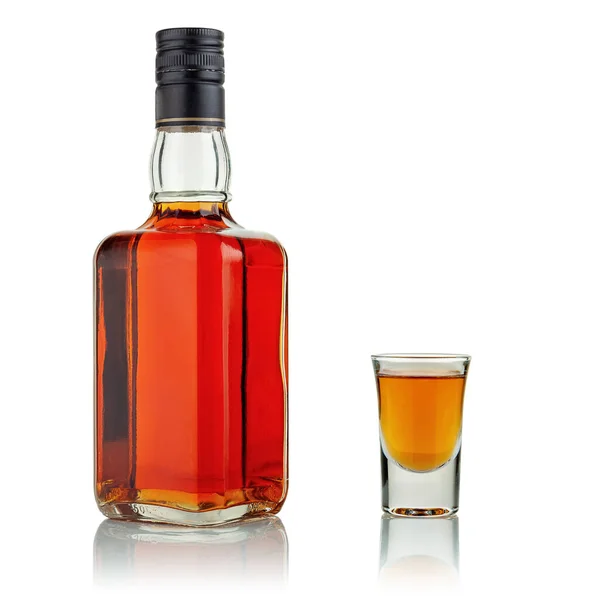Beyaz arka planda bir şişe ve bir bardak alkol..