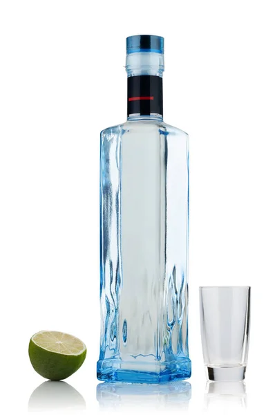 Mezzo Lime Una Bottiglia Vodka Forma Ghiaccio Bicchierino Sfondo Bianco — Foto Stock