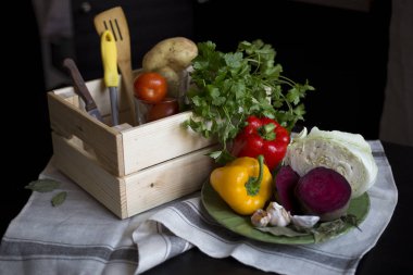 Taze sebzeler masada.