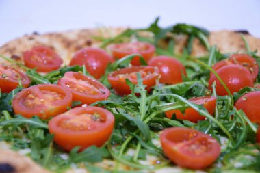 Pizza domates ve rucola yakın çekim