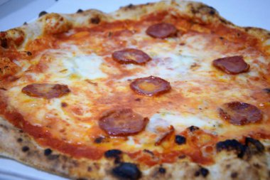 Salamlı ve peynirli pizza.