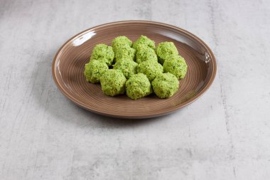 Çiğ çiğ falafel topları pişirilmeli hazır bir plaka üzerinde. 