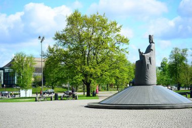 Ağaçlar ve heykel Cathedral yakınındaki park yeri