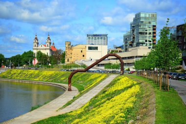 Bahar Neris Nehri ve şehir görünümü