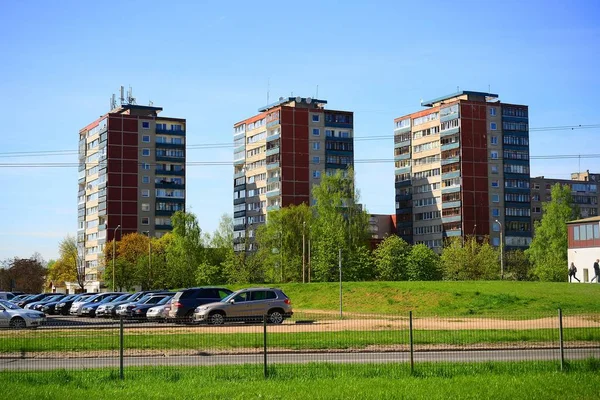 Primavera en Vilna ciudad Karoliniskes barrio residencial — Foto de Stock