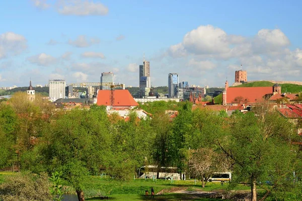 Vilnius city widok ze wzgórza do starego i nowego miasta — Zdjęcie stockowe
