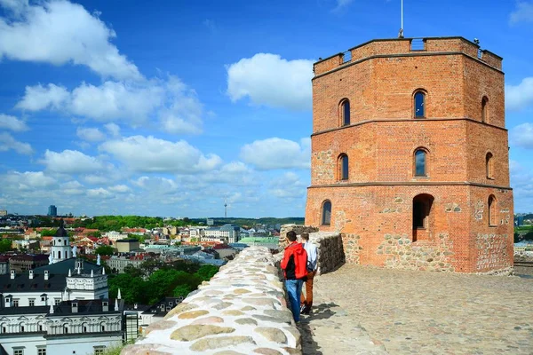 Vilnius Gediminas kasteel op de heuvel in de buurt van rivier de Neris — Stockfoto