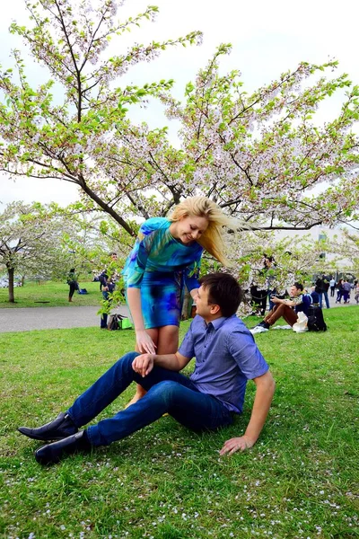 Jong paar in de sakura de tuin van in park — Stockfoto