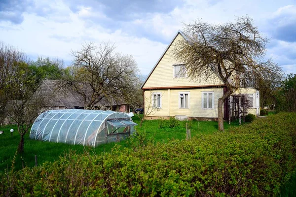 Eski ev ve sera Viesintos Town — Stok fotoğraf