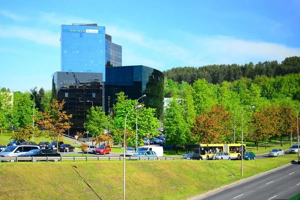 Vilniova ulice, automobily a pohled na Danskou banku — Stock fotografie