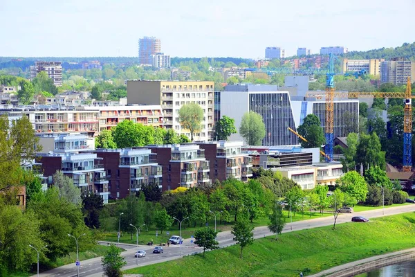 Uitzicht vanaf Gediminas kasteel naar het nieuwe Vilnius — Stockfoto