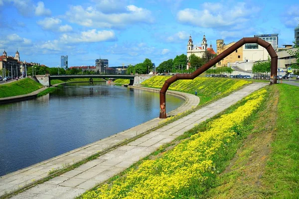 Río Neris y vista de la ciudad en primavera —  Fotos de Stock