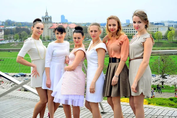 Hermosas chicas celebrando la primavera en la ciudad de Vilna —  Fotos de Stock