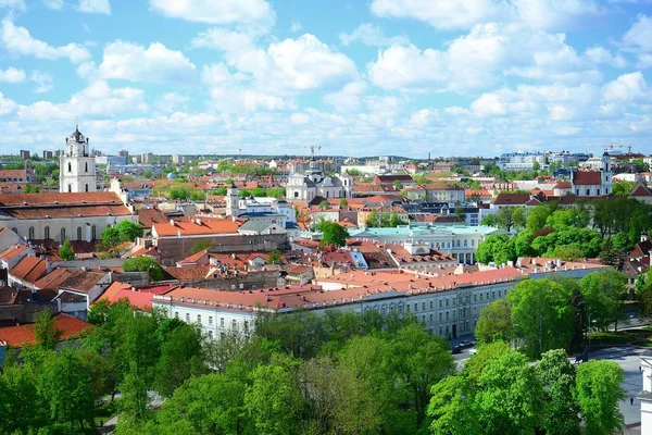 Vista a la ciudad de Vilna desde la colina del castillo de Gediminas — Foto de Stock