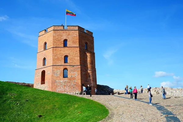 Vilnius Gediminas hrad na kopci nedaleko řeky Neris — Stock fotografie