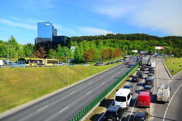 Vilnius calle de la ciudad, coches y Danske vista del Banco Imágenes de stock libres de derechos