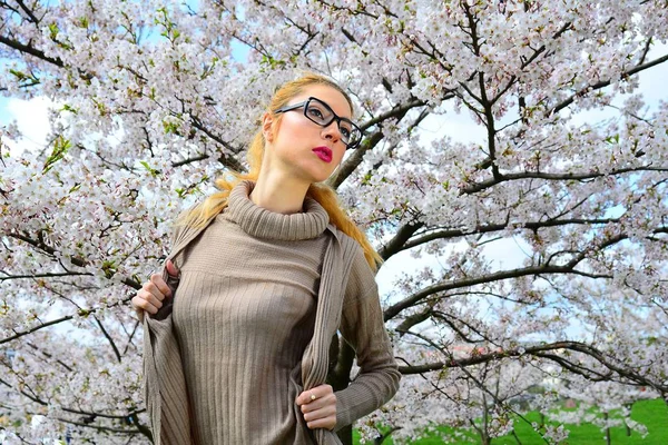 Jong meisje poseren in de tuin sakura — Stockfoto