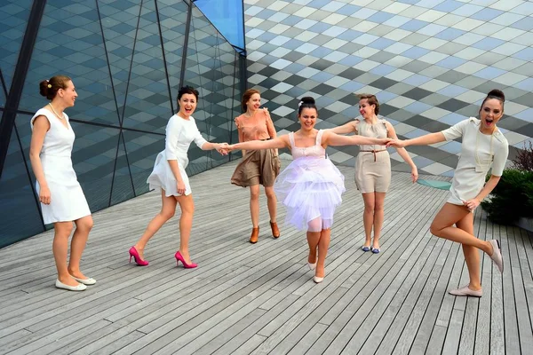 Beautiful lovely girls dancing in Vilnius city — Stock Photo, Image