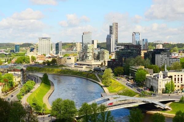 Blick auf die Stadt Vilnius vom Burgberg von Gediminas — Stockfoto