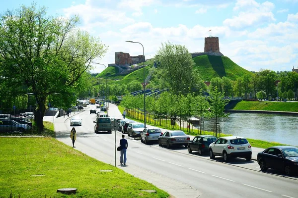 Vilnius Gediminas slott på kullen nära Neris floden — Stockfoto