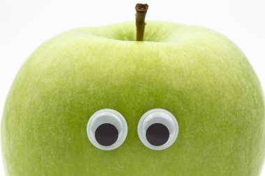 Beyaz arka planda - pörtlek gözlü yeşil elma portre 