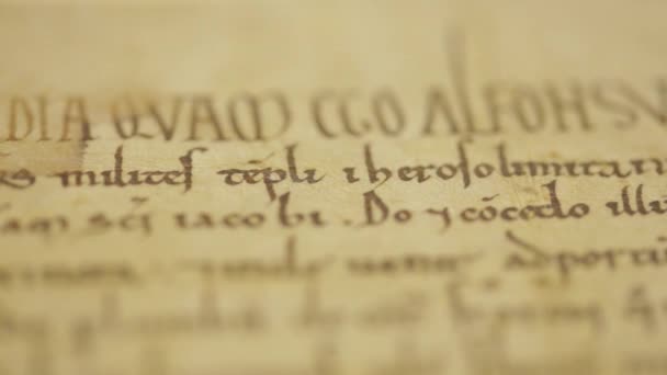 Ancien livre - séquence de gros plan 